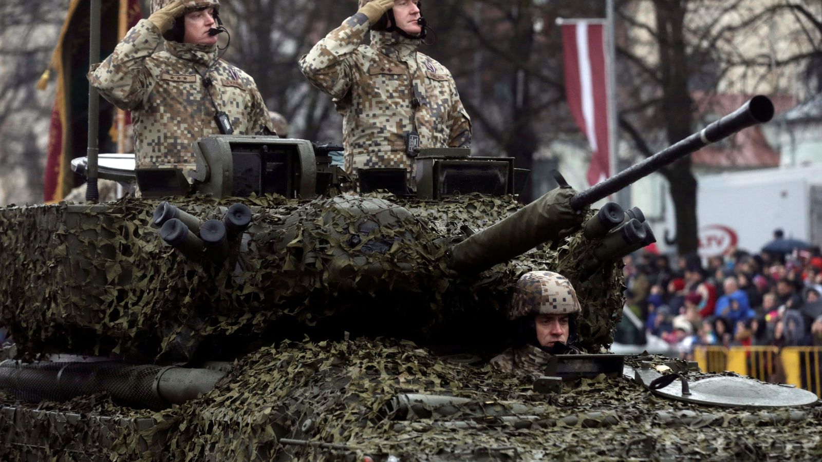 Foto: Soldados del ejército de Letonia conducen un blindado durante el desfile del Día de la Independencia en Riga, el 18 de noviembre de 2016 (Reuters)