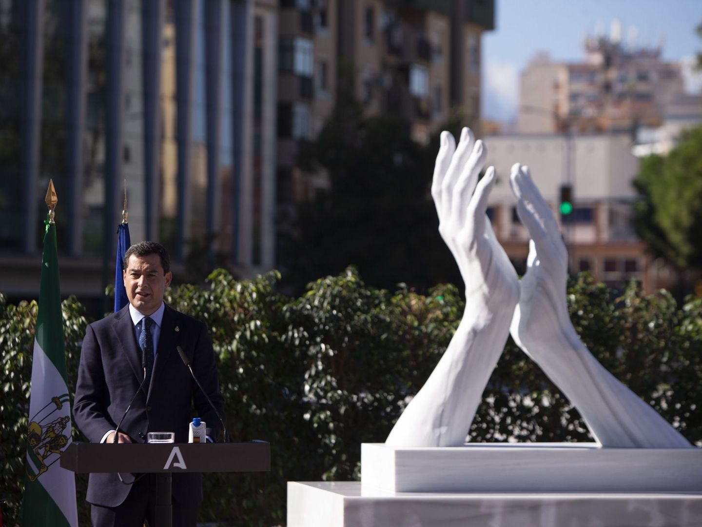 El presidente de la Junta de Andalucía, Juanma Moreno, el pasado viernes, durante la inauguración de la escultura homenaje a los sanitarios andaluces. (EFE)