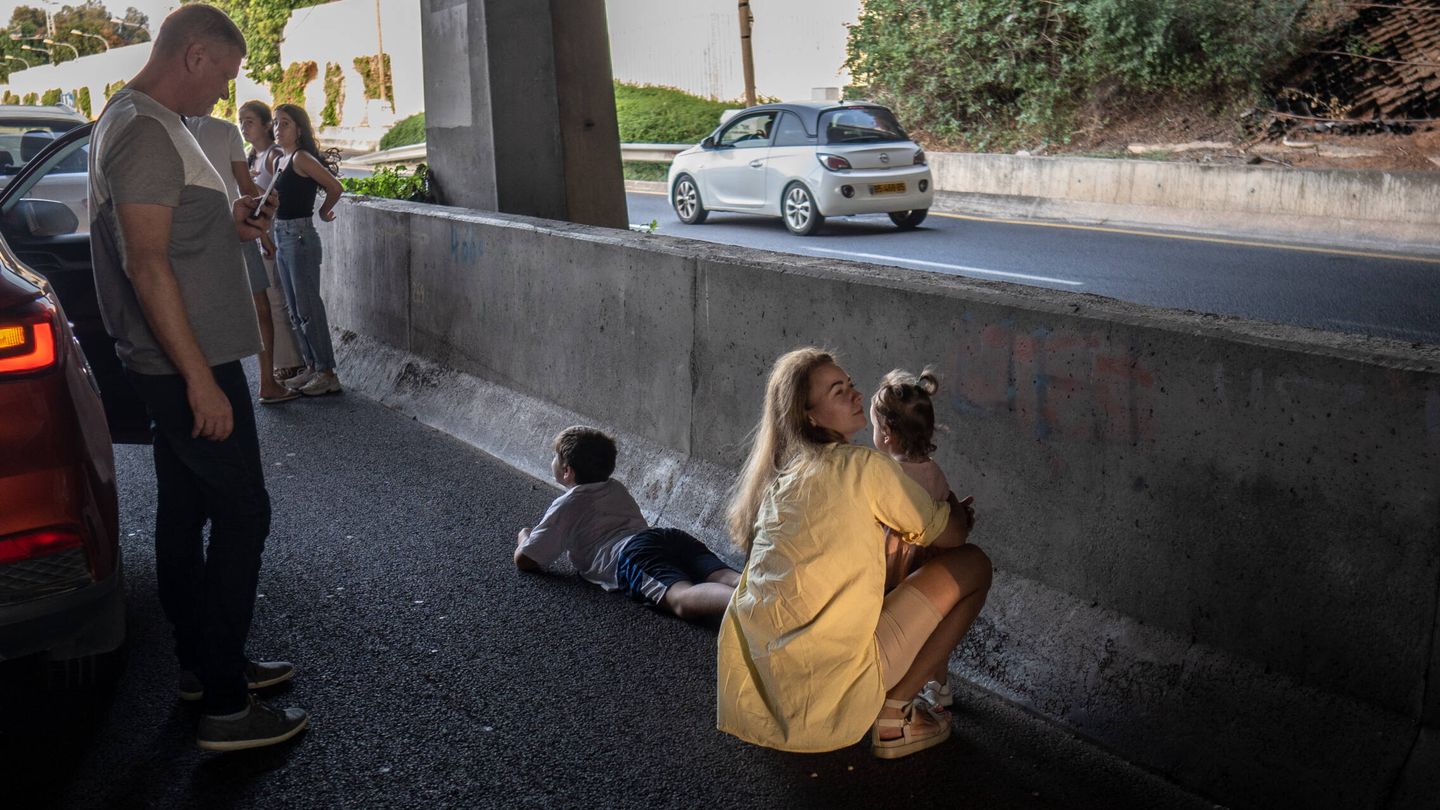 Un grupo de israelíes se refugia bajo un puente de camino a Tel Aviv. (Fermín Torrano)
