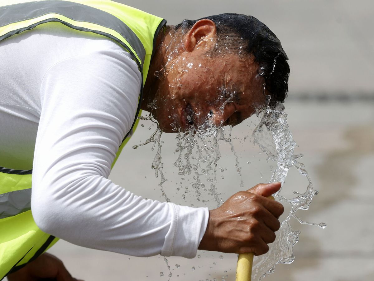 Foto: Ante las olas de calor se recomienda beber agua con frecuencia, reducir la actividad física y el uso de ropa ligera. (EFE/Juan Carlos Hidalgo)