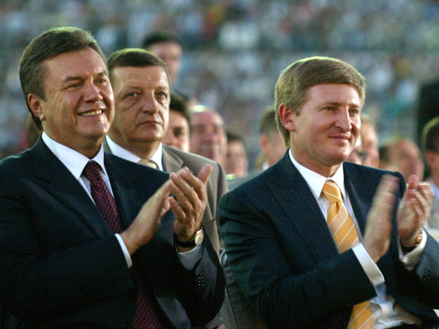 Ajmétov (d) junto al expresidente de Ucrania Viktor Yanukóvich (Reuters).