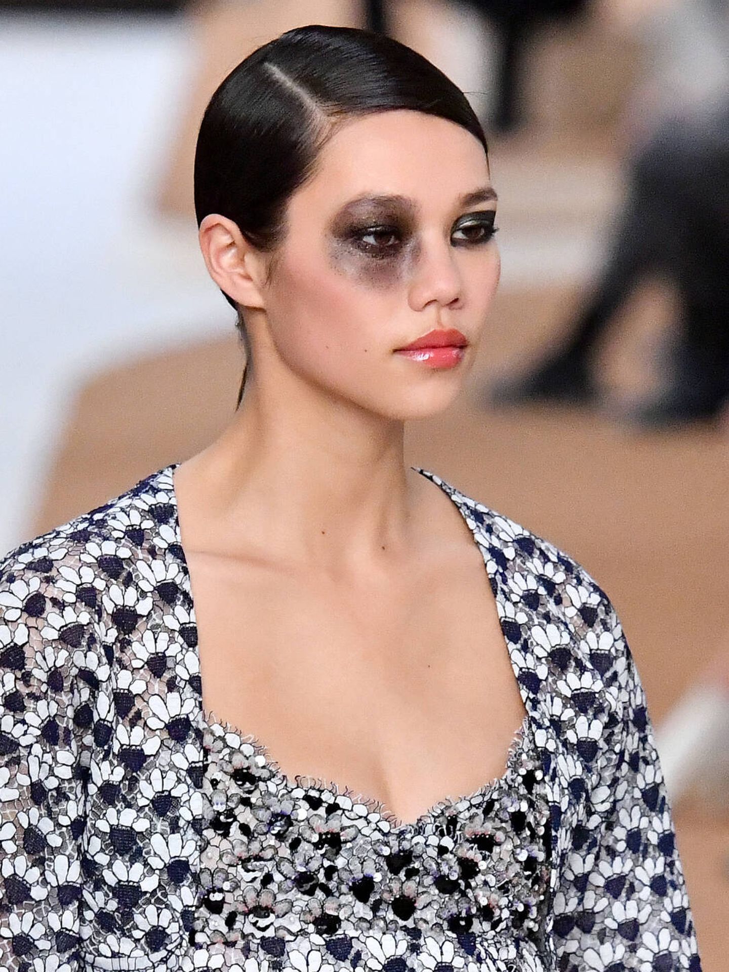 El maquillaje de eyeliner cisne y ahumado panda de Chanel. (Getty/Dominique Charriau/WireImage)