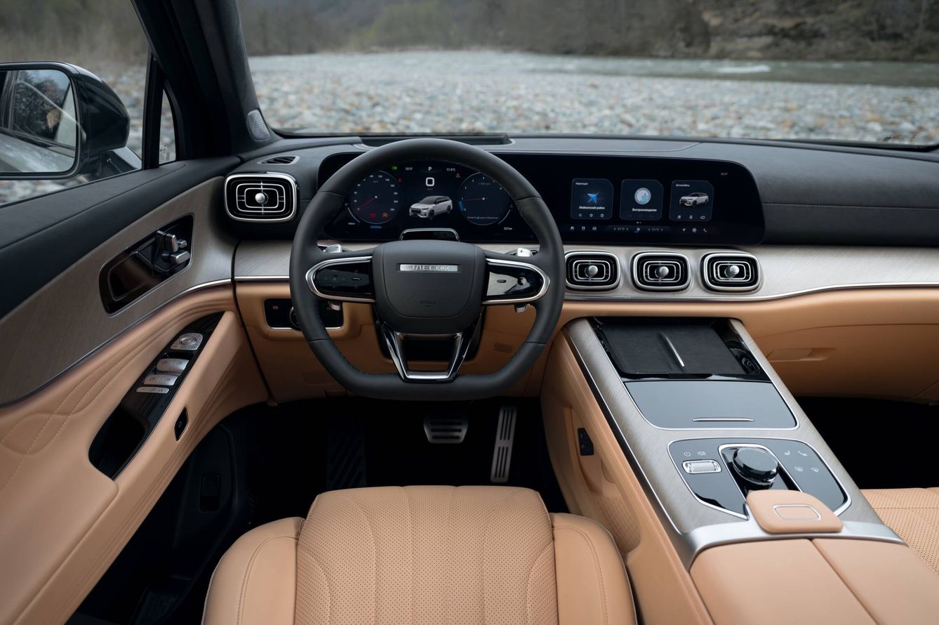 En el interior del J8 se percibe una cierta inspiración de Mercedes-Benz. Y muy buena calidad.