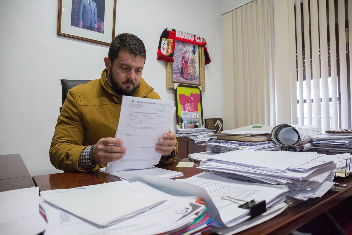 El alcalde de El Rubio, Rafael de la Fe, en su despacho. (D.B.)