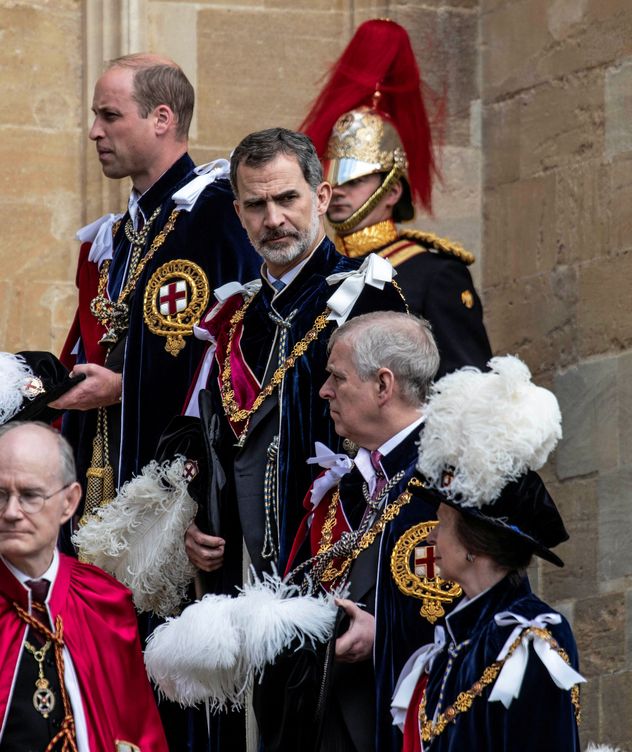 El rey Felipe, en el centro, tras ingresar en la Orden de la Jarretera. (Reuters)
