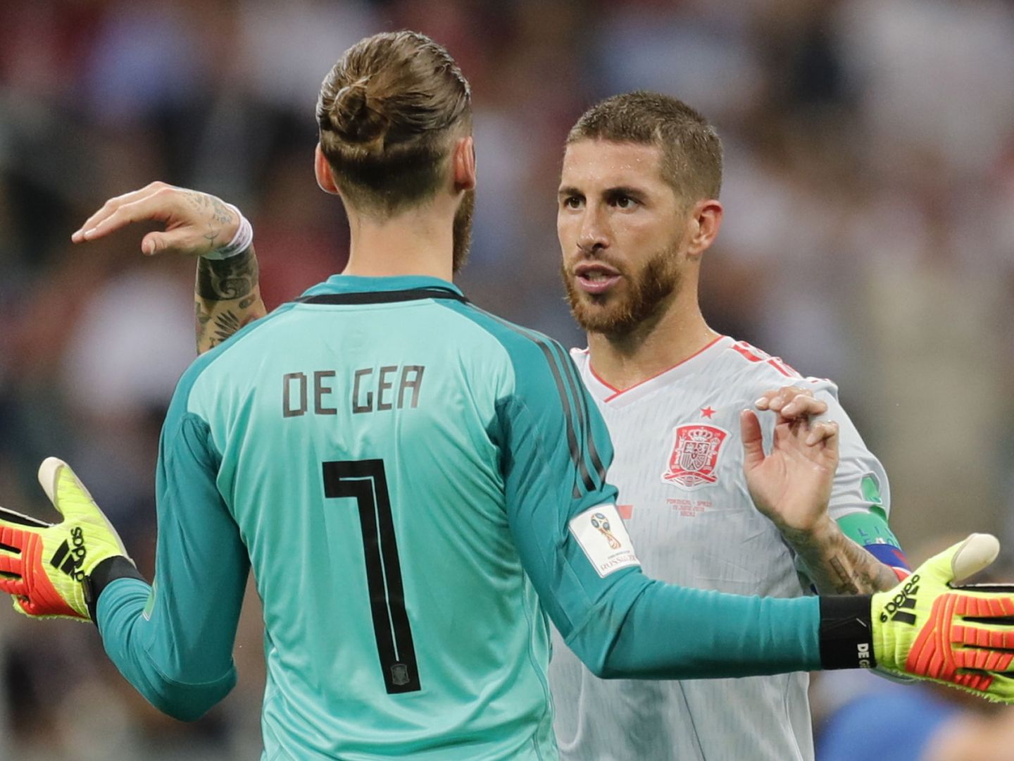 Sergio Ramos anima a De Gea al término del partido contra Portugal. (Reuters)