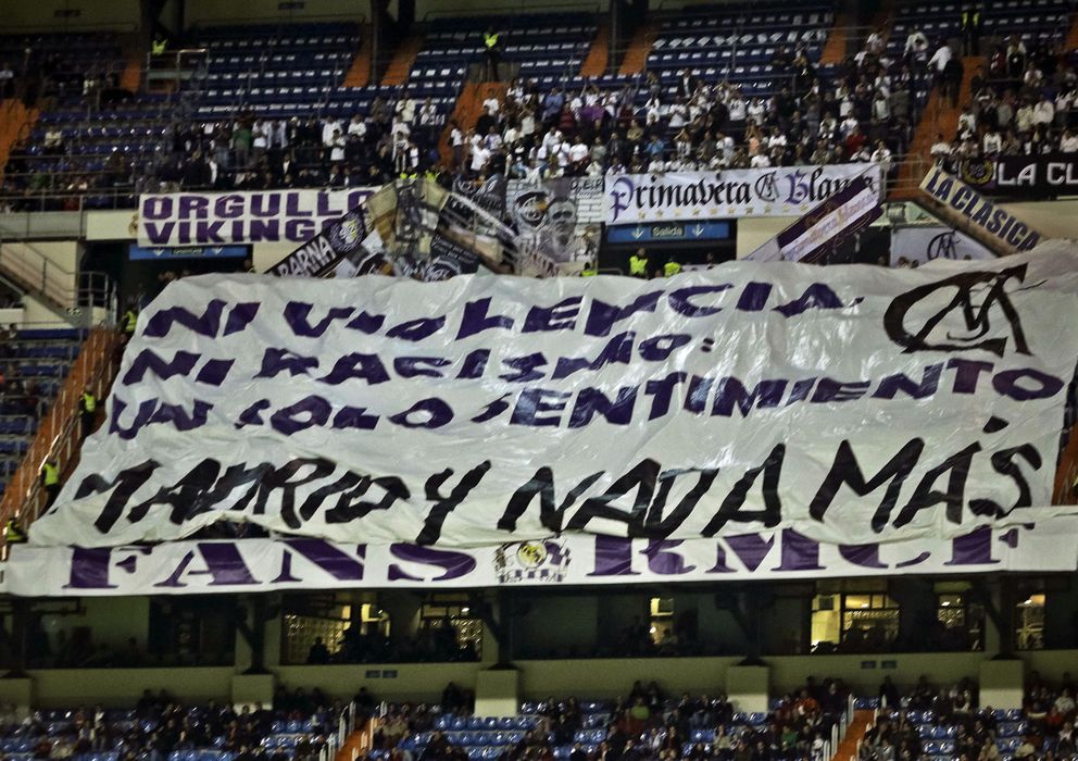 Foto: Pancarta contra la violencia expuesta en el Santiago Bernabéu (EFE)
