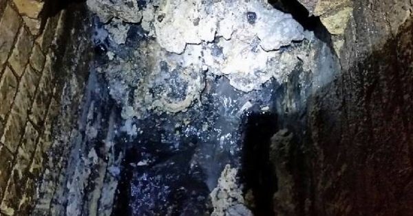 Foto: La bola de grasa, toallitas, bacterias y sustancias químicas que se halló en el alcantarillado de Londres en septiembre. (Reuters)