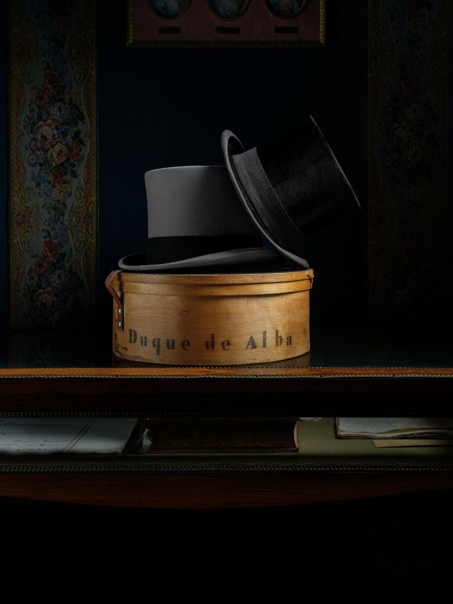 Sombrero de copa alta de Jacobo Fitz-James Stuart y Falcó, XVII duque de Alba y sombrerera para boinas y gorros de caza con inscripción 'Duque de Alba'. (Cortesía)