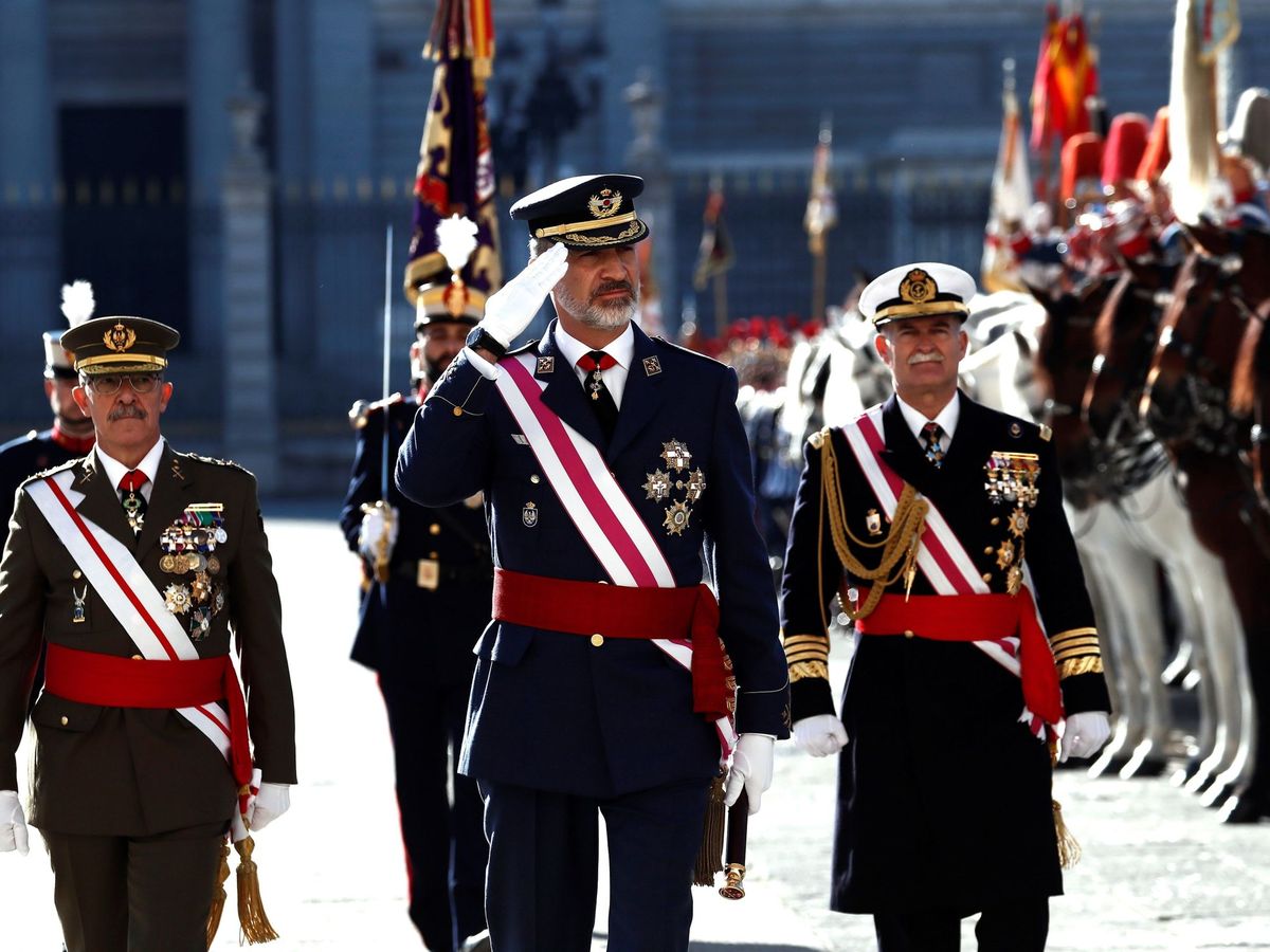 Foto: El rey Felipe VI pasa revista a la Guardia Real en la última Pascua Militar, el pasado 6 de enero en el Palacio Real. (EFE)