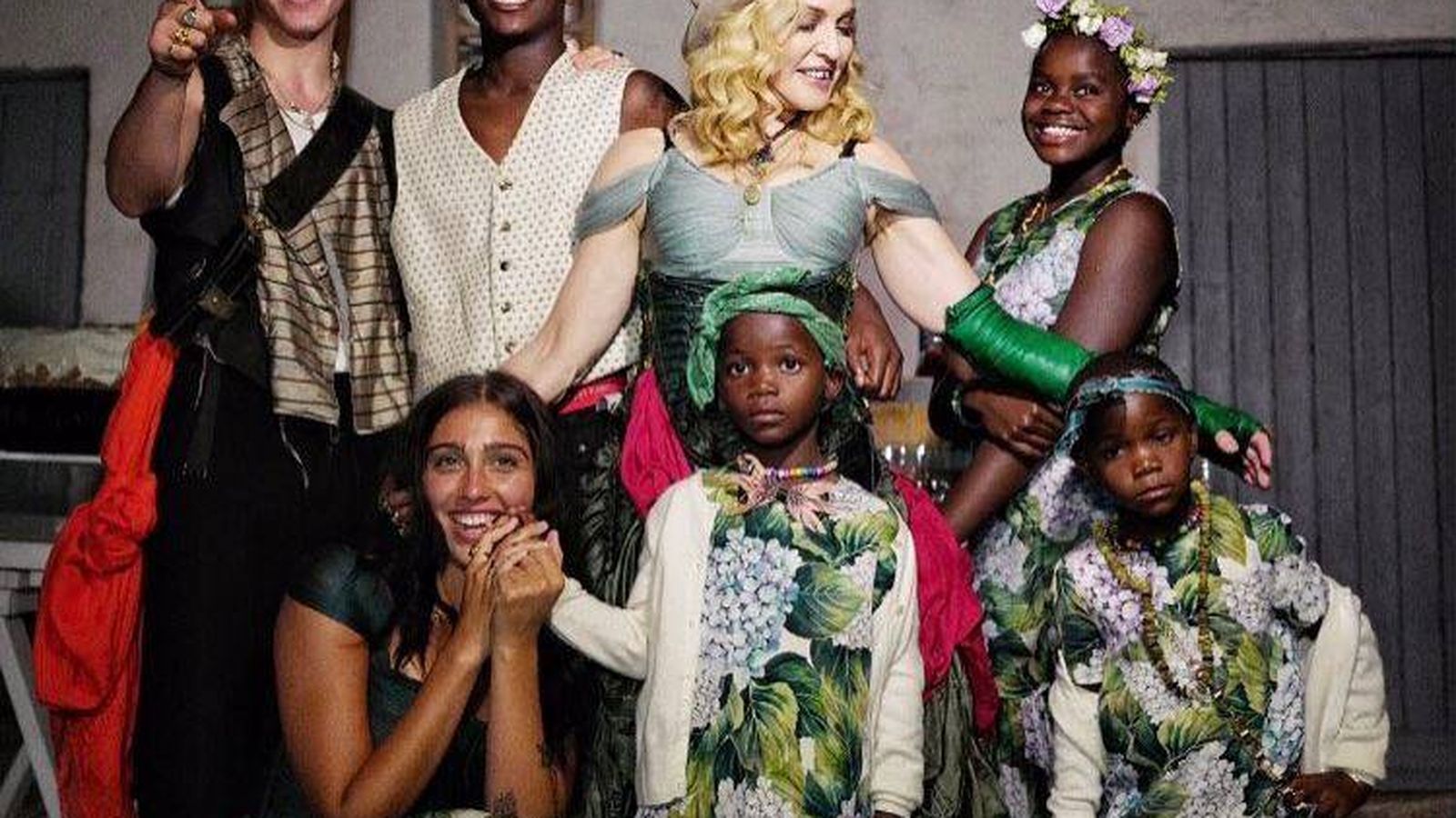 Foto: Madonna posa con sus seis hijos durante la celebración del su 59 cumpleaños. (Redes)