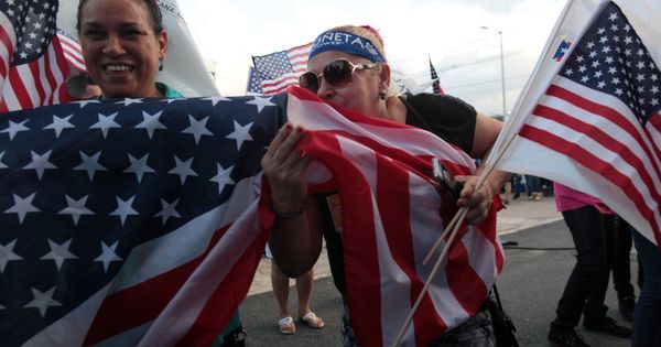 Foto: Portorriqueños besan la bandera de Estados Unidos (Reuters)