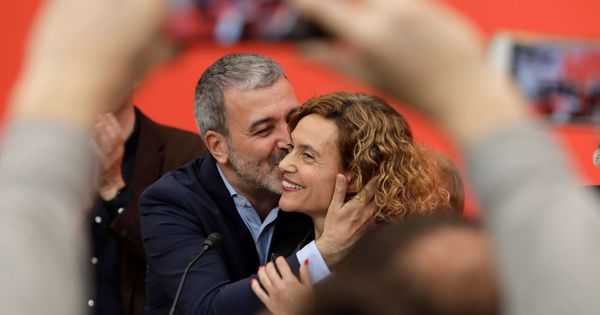 Foto: La cabeza del PSC al Congreso por Barcelona, Meritxell Batet, es felicitada por el candidato a la alcaldía de Barcelona, Jaume Collboni (i), durante el seguimiento de la noche electoral. (EFE)