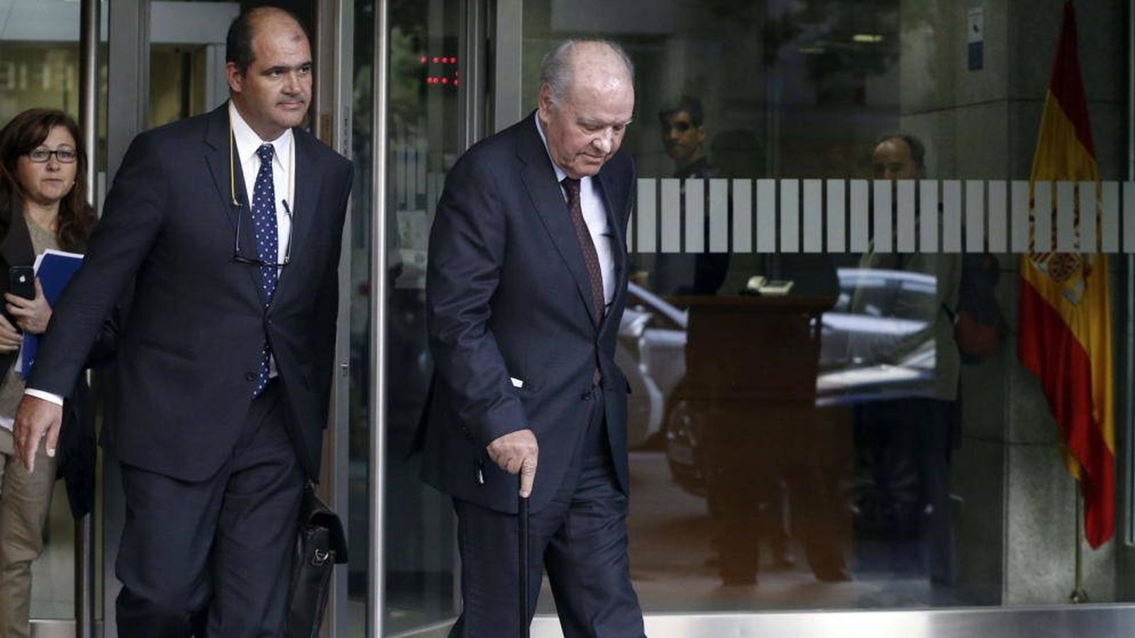 Foto: Carles Sumarroca Claverol y su padre Carles Sumarroca Coixet a la salida de la Audiencia Nacional en 2014. (EFE)