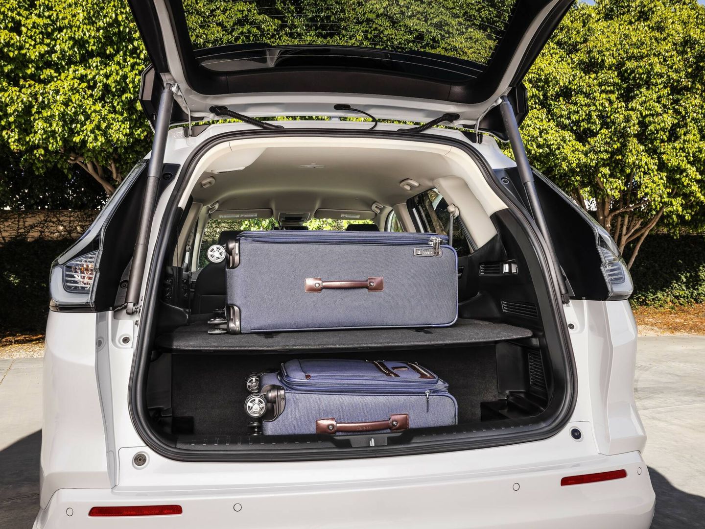 Para aprovechar mejor el espacio de carga, se ofrece un sistema de doble piso en el maletero.