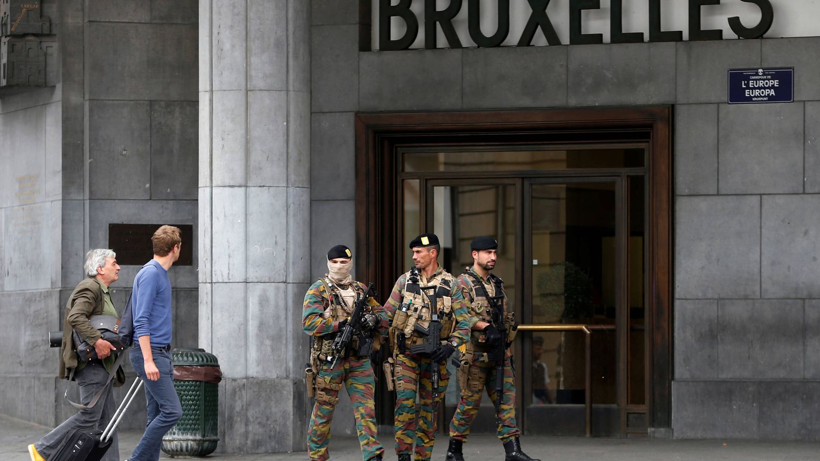 Foto: Soldados belgas, delante de la estación central de tren ante la mirada de unos viajeros. (Reuters)