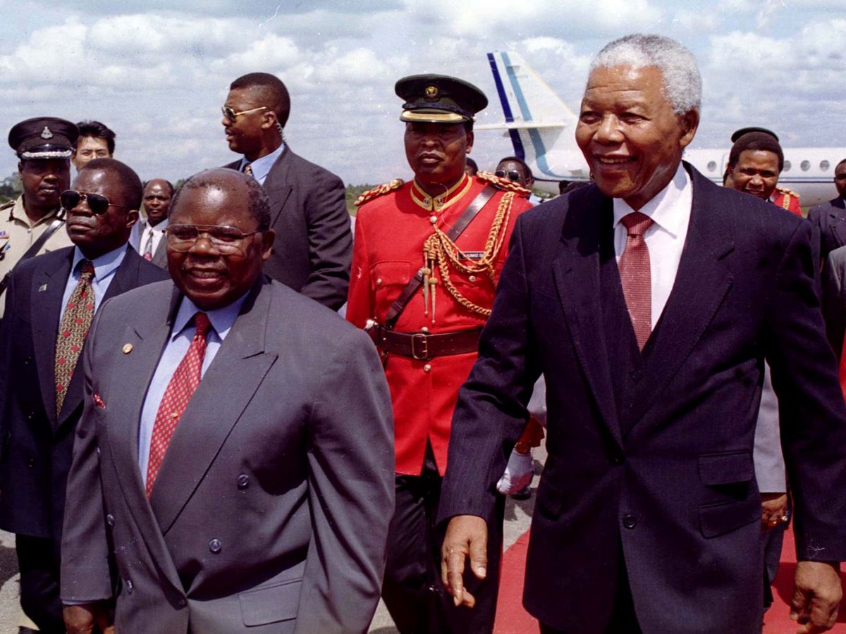 Foto: Nelson Mandela junto al presidente tanzanio Benjamin Mkapa en 1998. (Reuters)