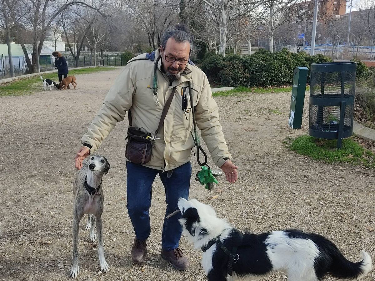 Foto: José Luis Yuguero juega con sus perros. (G.M.)