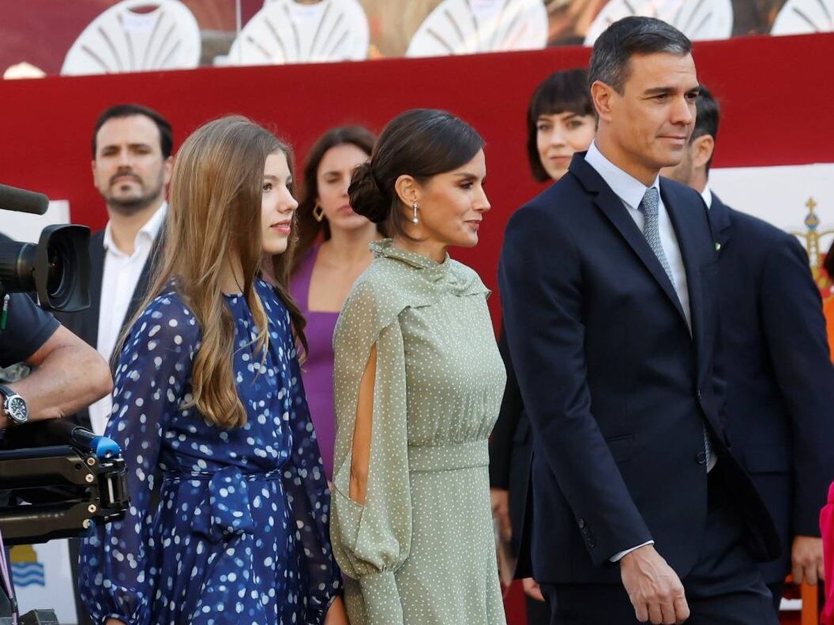 Foto: La Reina, junto a la infanta Sofía y el presidente del Gobierno. (Gtres)