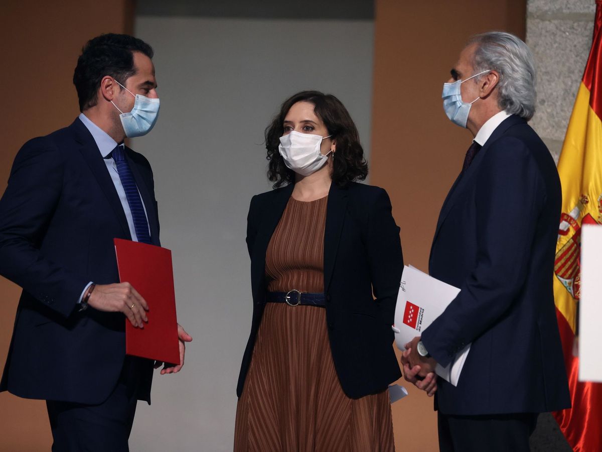 Foto:  La presidenta madrileña, Isabel Díaz Ayuso, el vicepresidente madrileño, Ignacio Aguado (izda), y el consejero de Sanidad de Madrid, Enrique Ruiz. (EFE)