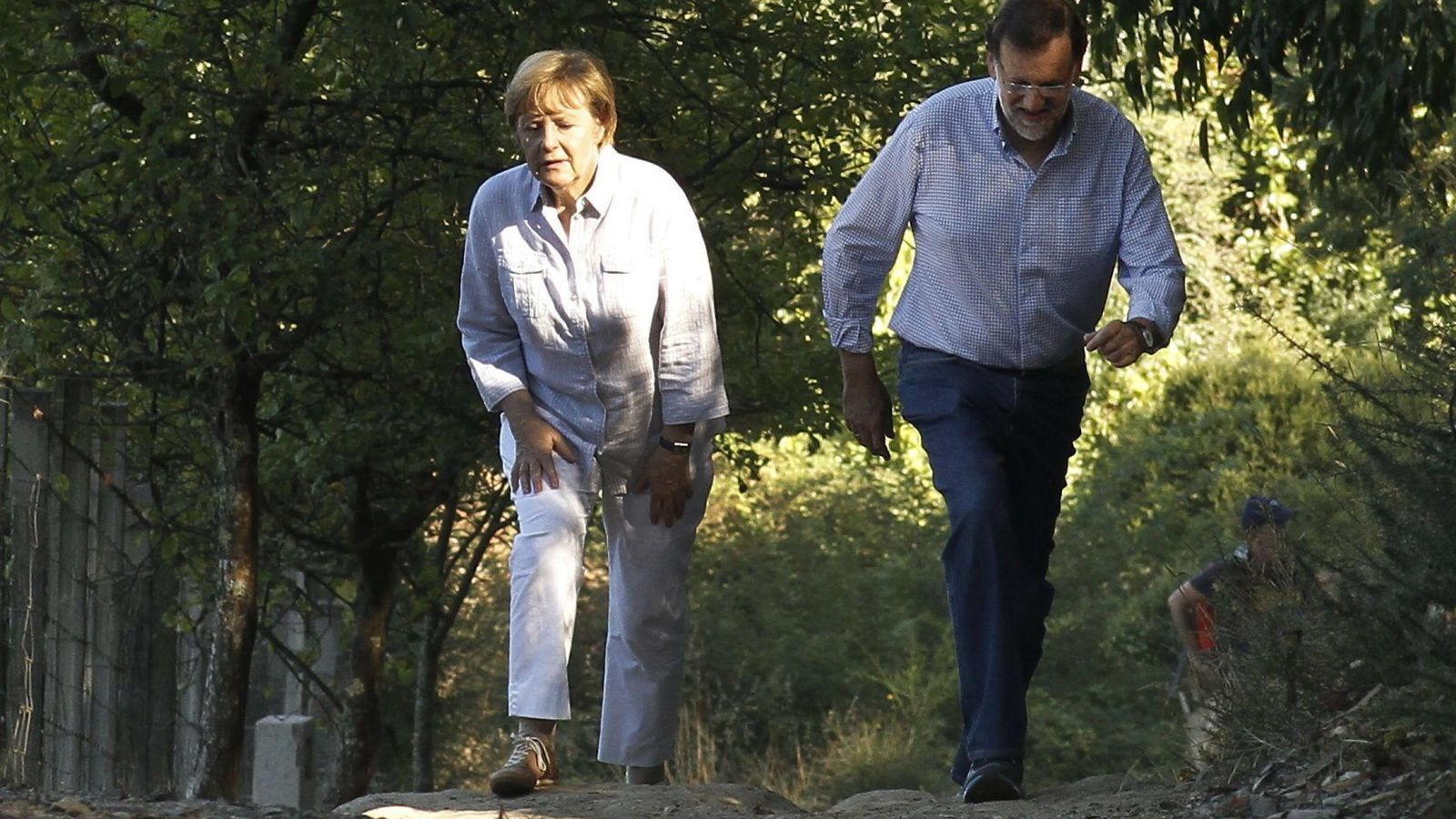 Foto: El presidente del Gobierno, Mariano Rajoy, y la canciller alemana, Angela Merkel, recorren a pie un tramo del Camino de Santiago. (EFE)