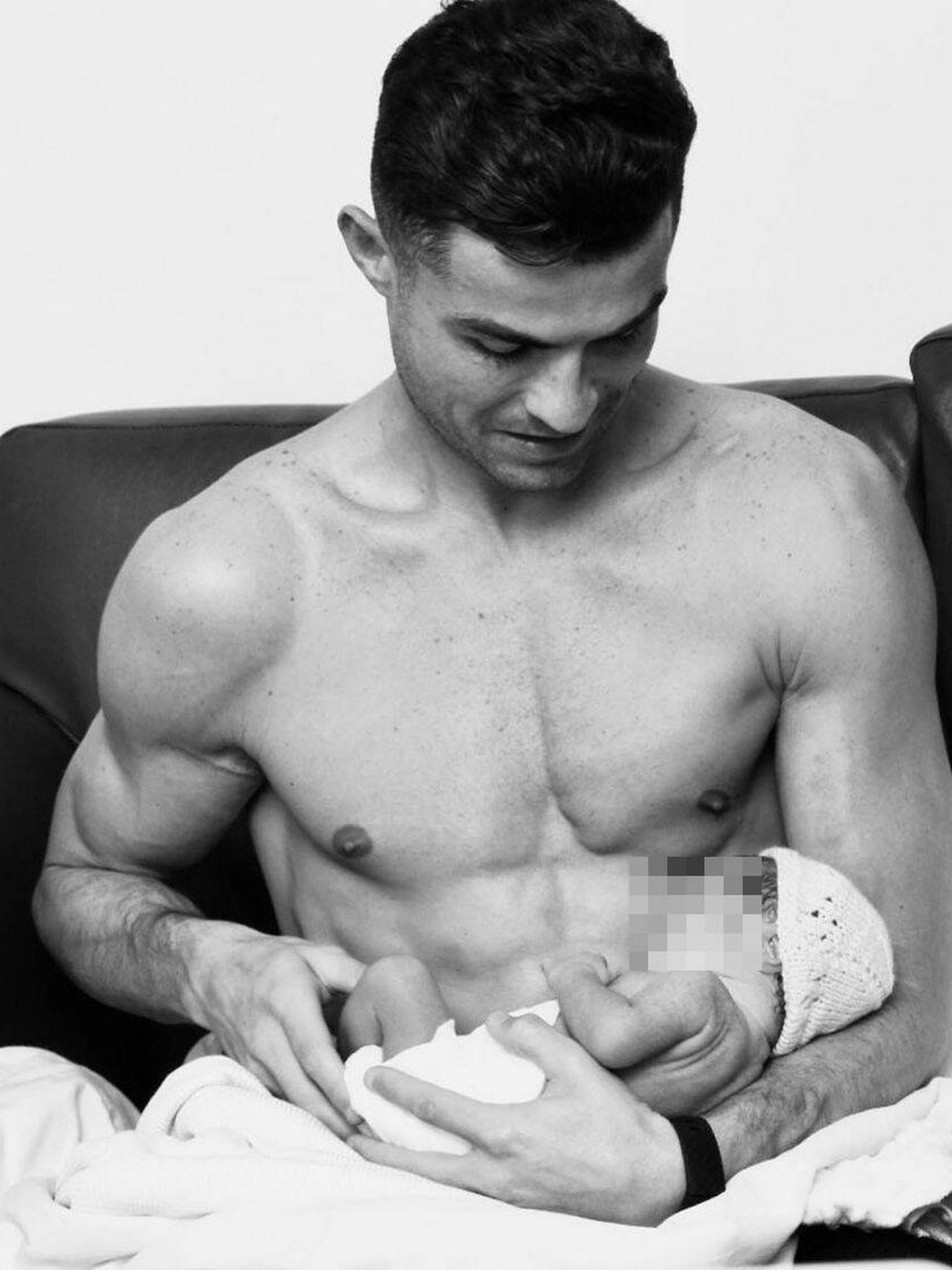 Cristiano Ronaldo, con su hija recién nacida. (IG)
