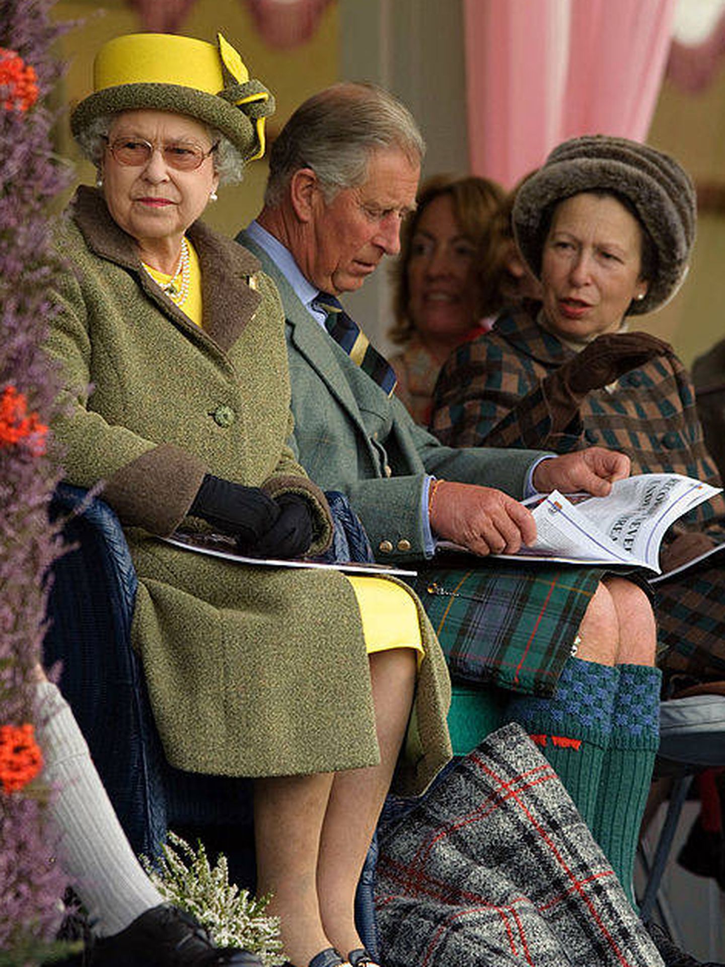 Isabel II, el príncipe Carlos y la princesa Margarita en una imagen de archivo. (Getty)