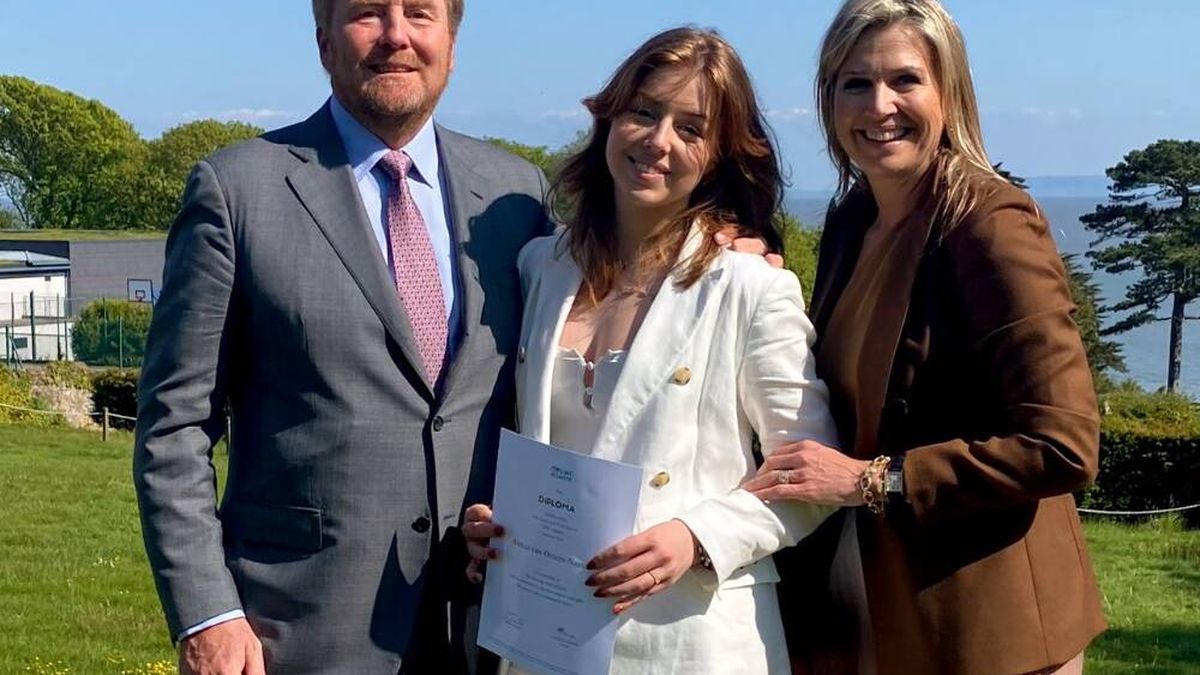 El look blanco de Alexia de Holanda en su graduación, muy diferente al de la princesa Leonor