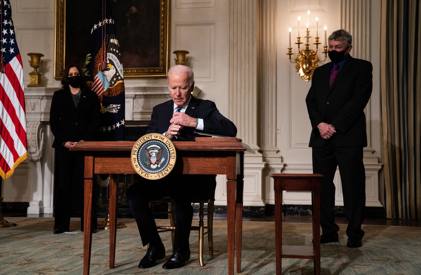 Joe Biden firma la orden presidencial de volver al Acuerdo de París (EFE)