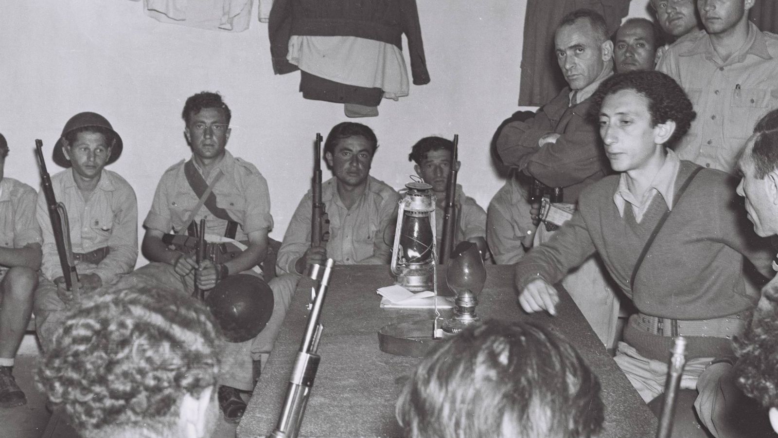 Foto: Abba Kovner (derecha) durante la Guerra árabe-israelí de 1948. (Wikimedia Commons)