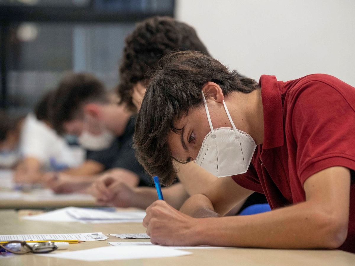 Foto: Varios alumnos afrontan los exámenes de selectividad. (EFE)