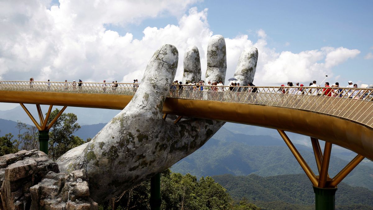 Un puente 'sostenido' por manos gigantes, nueva atracción turística de Vietnam