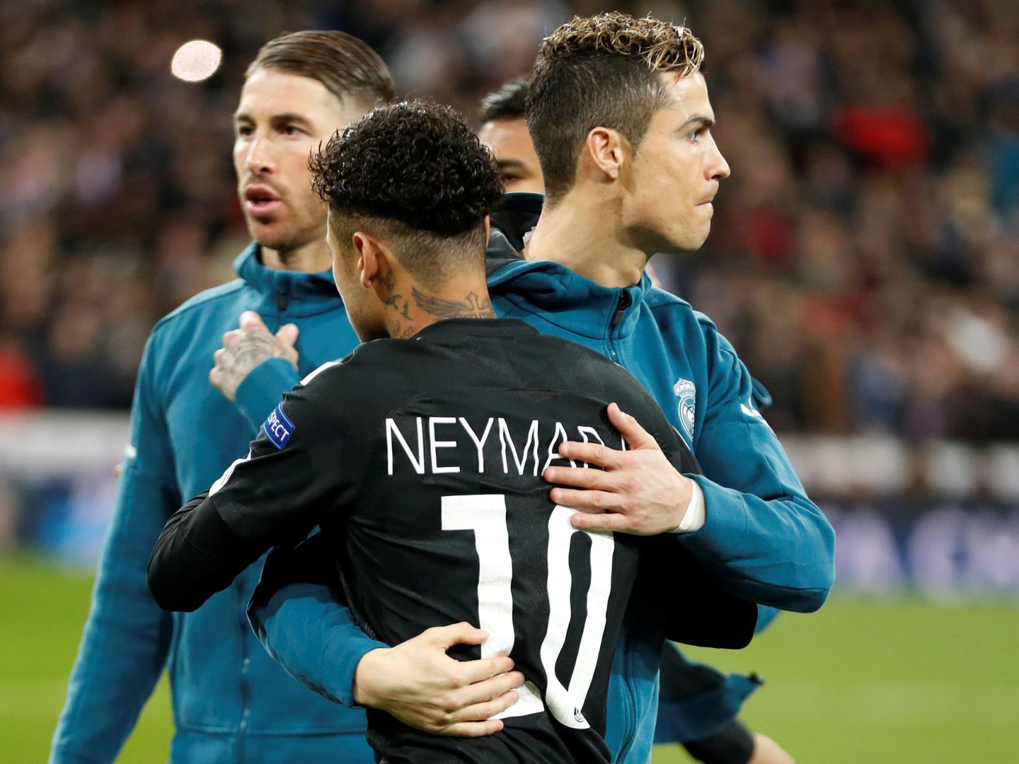 Cristiano Ronaldo y Neymar se abrazan en el partido del Bernabéu. (Reuters)