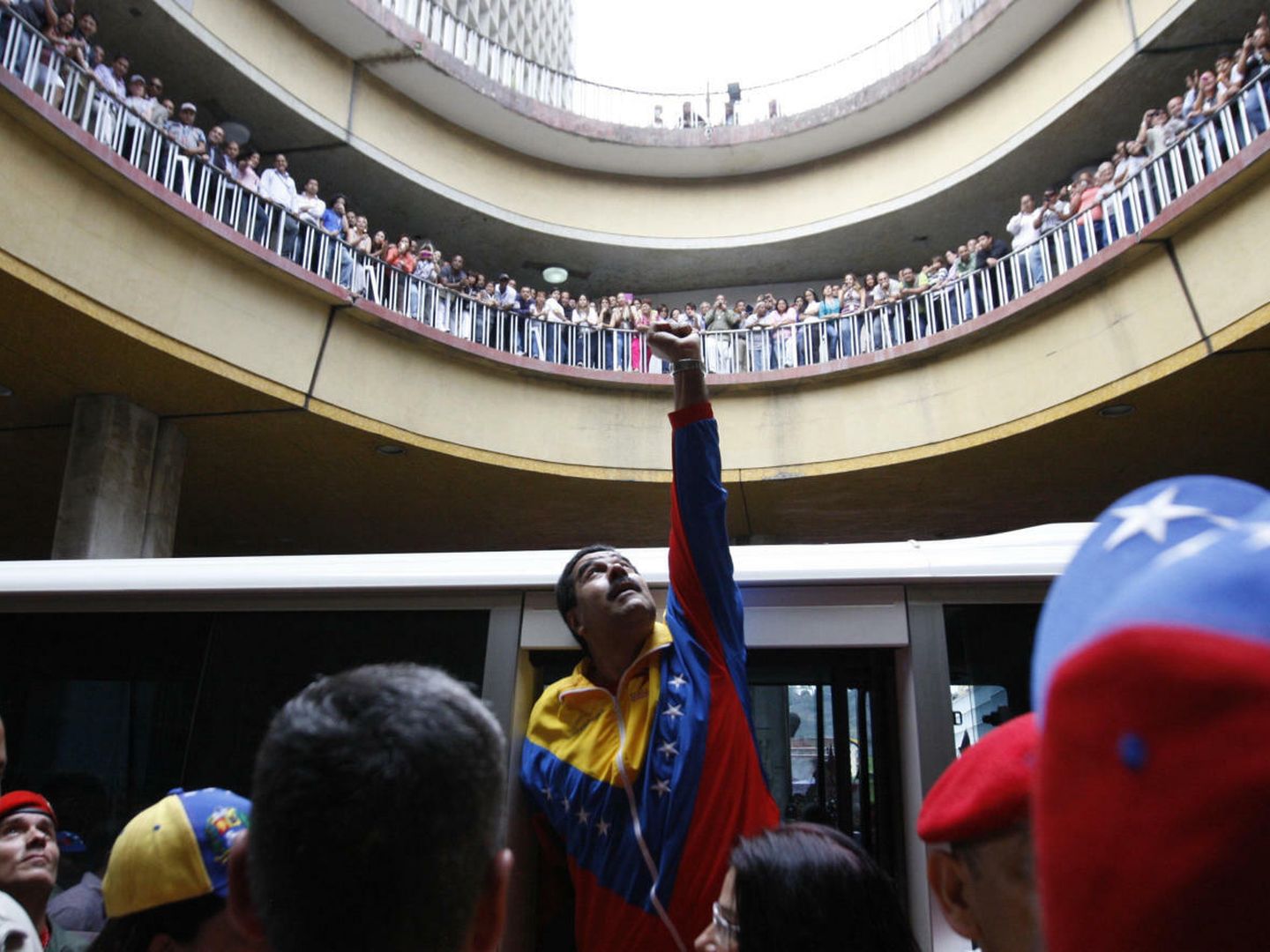 Maduro gesticula hacia simpatizantes tras registrarse como candidato presidencial en marzo de 2013 (Reuters).