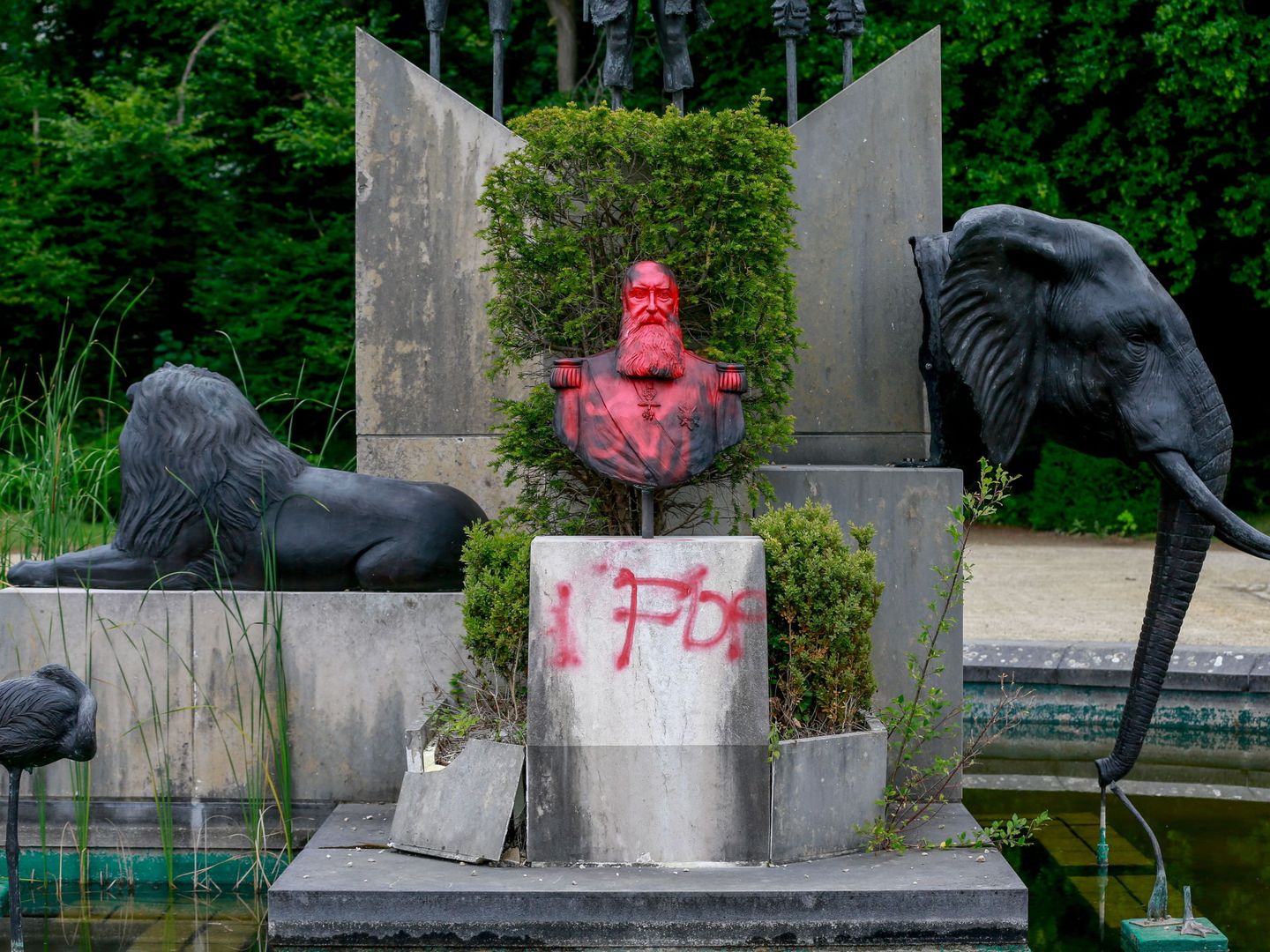 Estatua de Leopoldo II con pintura roja durante las protestas contra el racismo en 2020. (EFE)