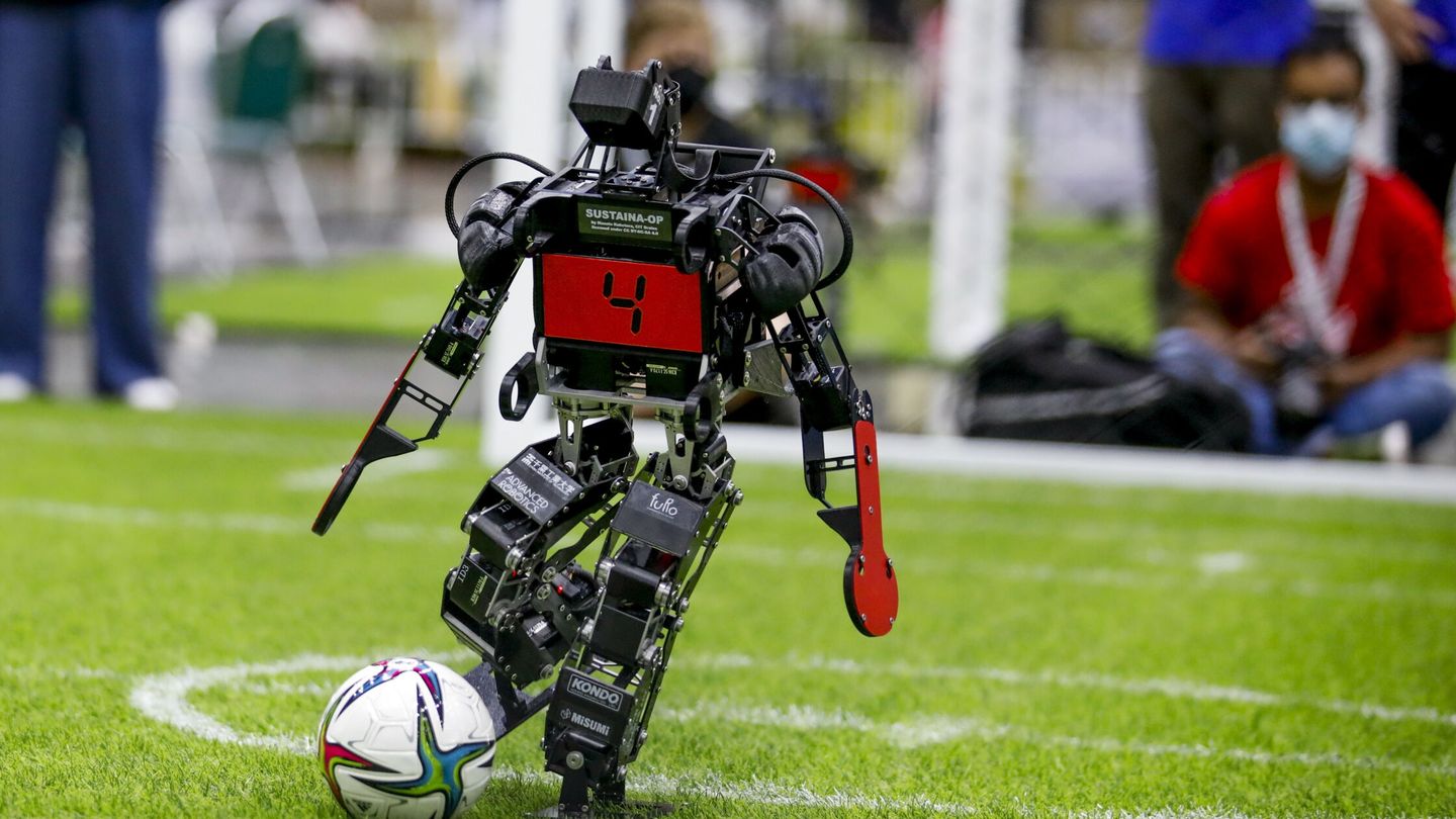 Un robot participa en un partido de fútbol en Tailandia (EFE)