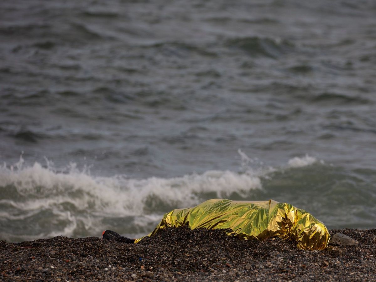Foto: Vista de otro cadáver hallado en la playa del Tarajal, en Ceuta, el pasado mayo. (EFE)