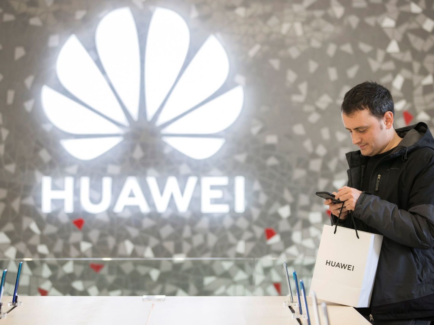 Inauguración de la primera tienda de Huawei en Barcelona, el pasado sábado. (EFE)