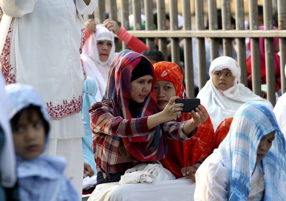 Foto: Mujeres musulmanas se hacen un "selfie" en Jakarta, Indonesia (Gtres)