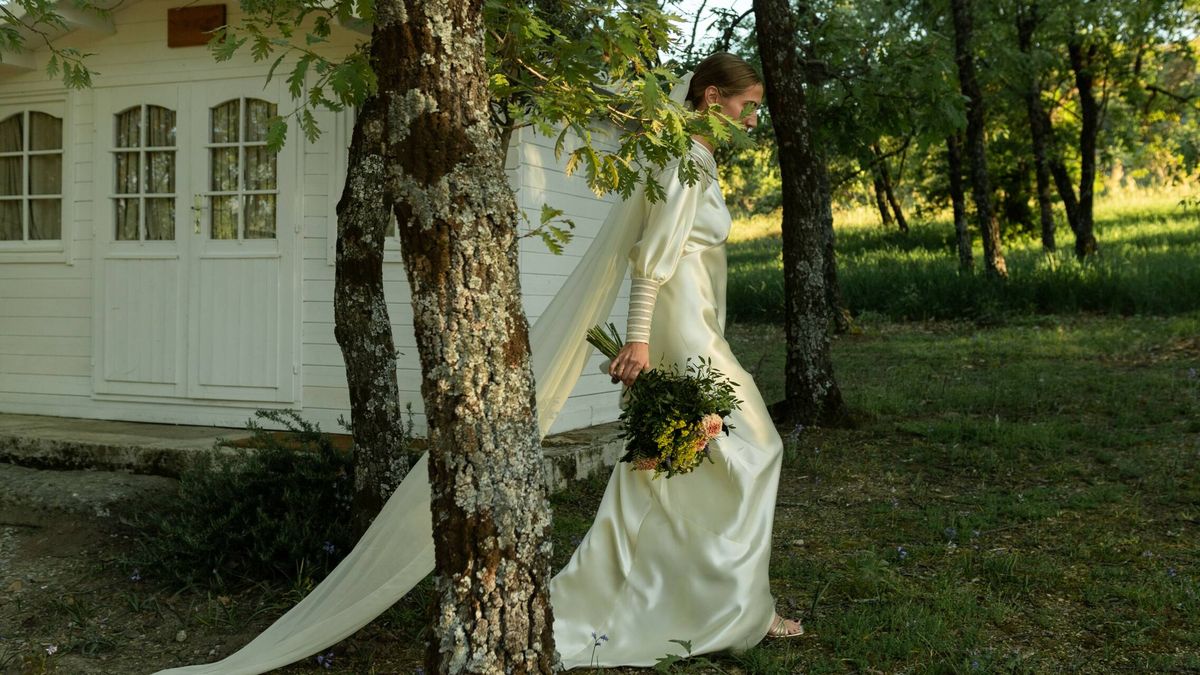 La novia que se casó con un vestido inspirado en Kate Moss y sandalias de Mango para su boda en Madrid