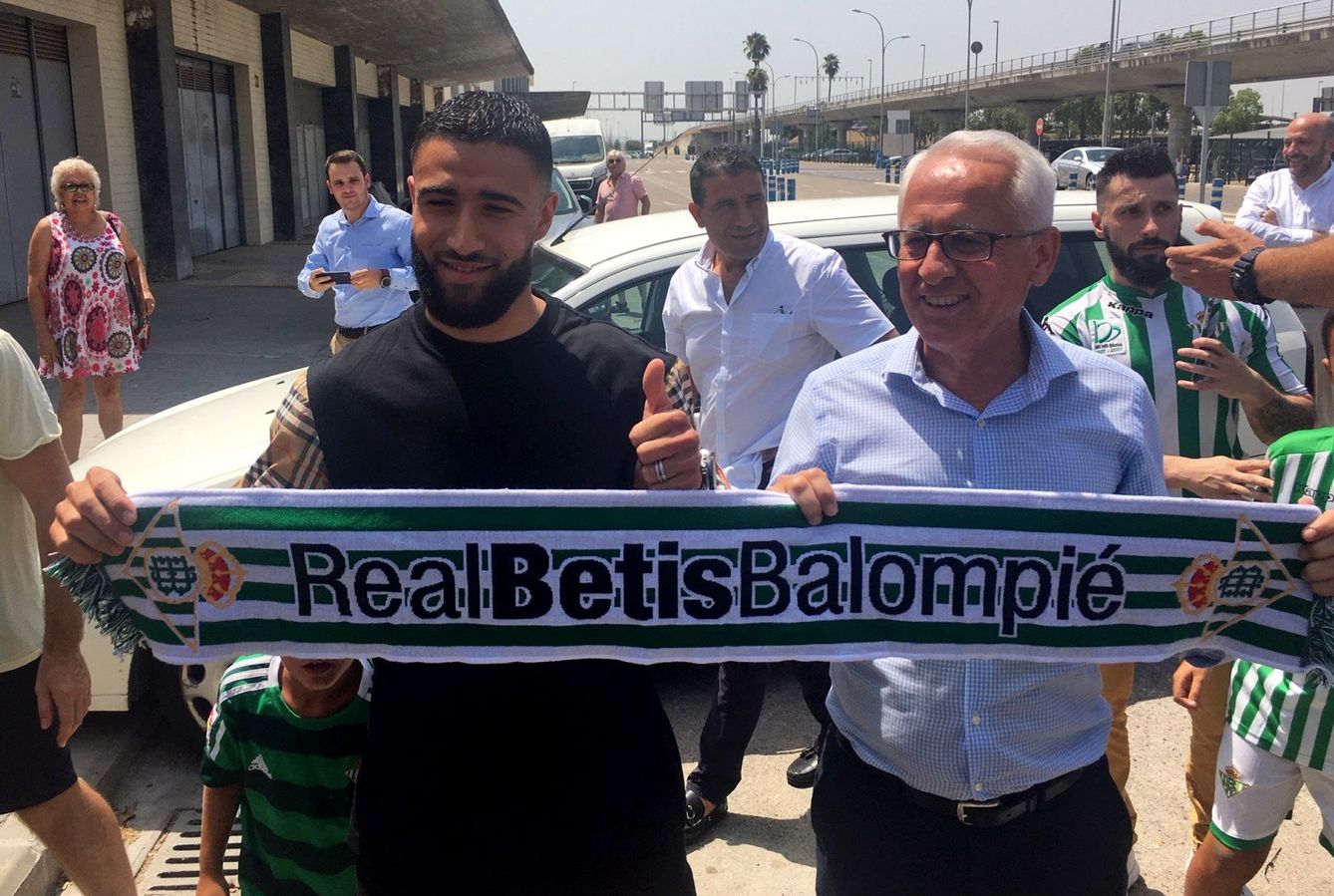 Fekir, posando con la bufanda del Real Betis. (EFE)