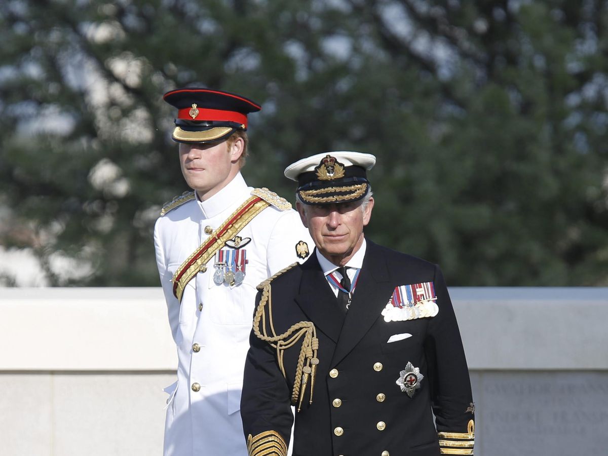 Foto: El príncipe Carlos, junto a su hijo, el príncipe Harry, en una imagen de archivo. (EFE/Foto: Tolga Bozoglu)