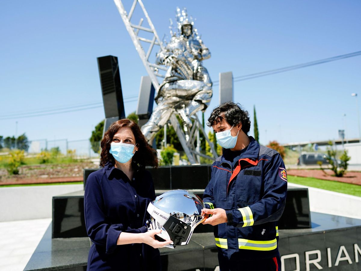 Foto: La presidenta de la Comunidad de Madrid, Isabel Díaz Ayuso, este 8 de mayo en su visita al parque de bomberos de Las Rozas. (EFE)