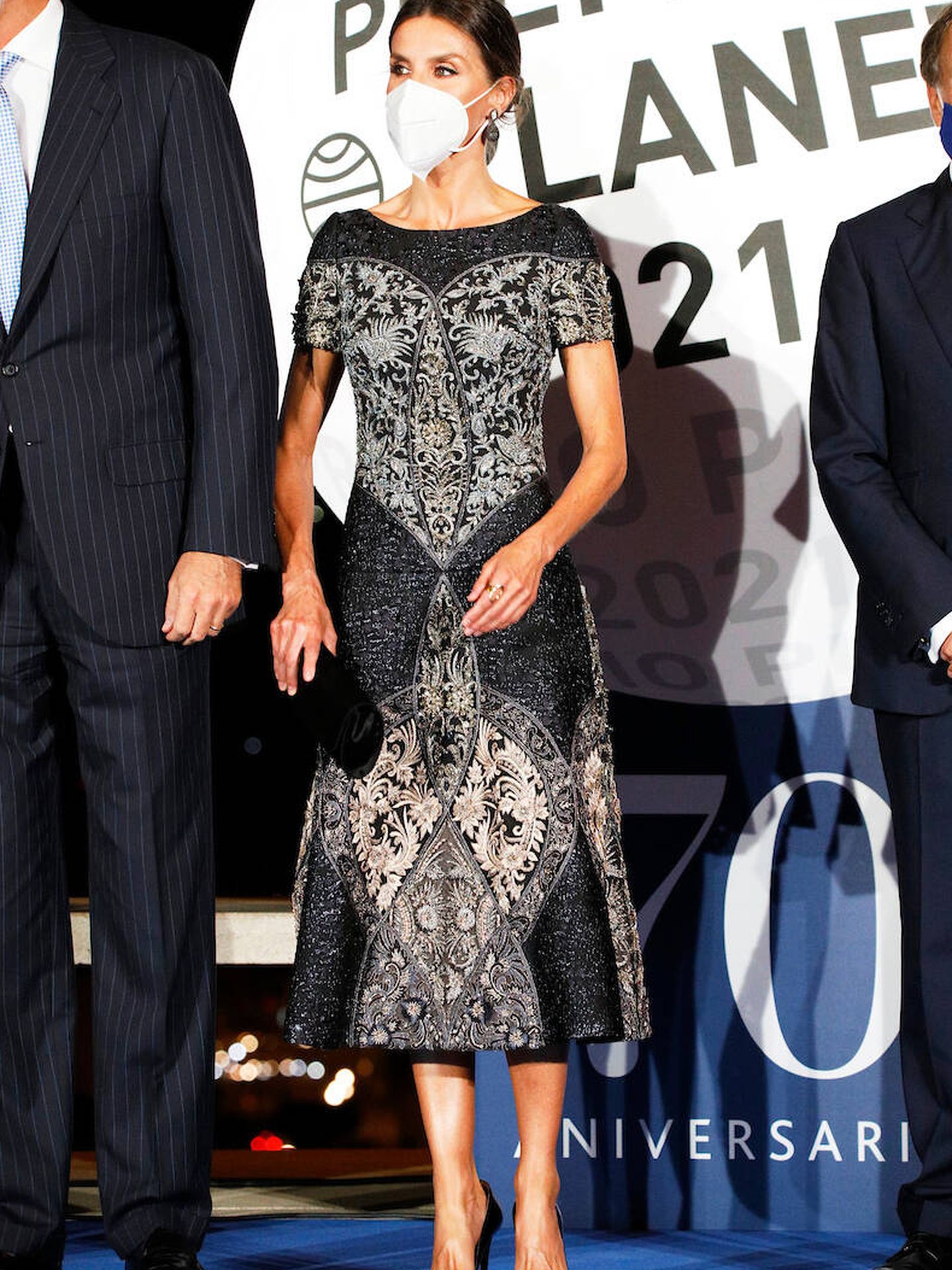 La reina doña Letizia con su vestido de Varela en la entrega del Premio Planeta 2021.(LP)
