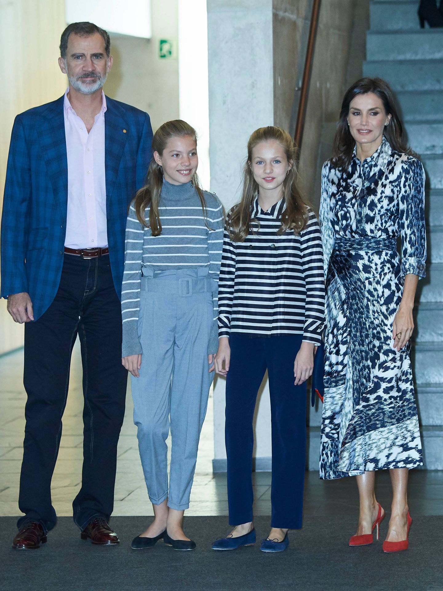 La Reina, junto a la familia real en Girona, con conjunto de Victoria Beckham. (Limited Pictures)