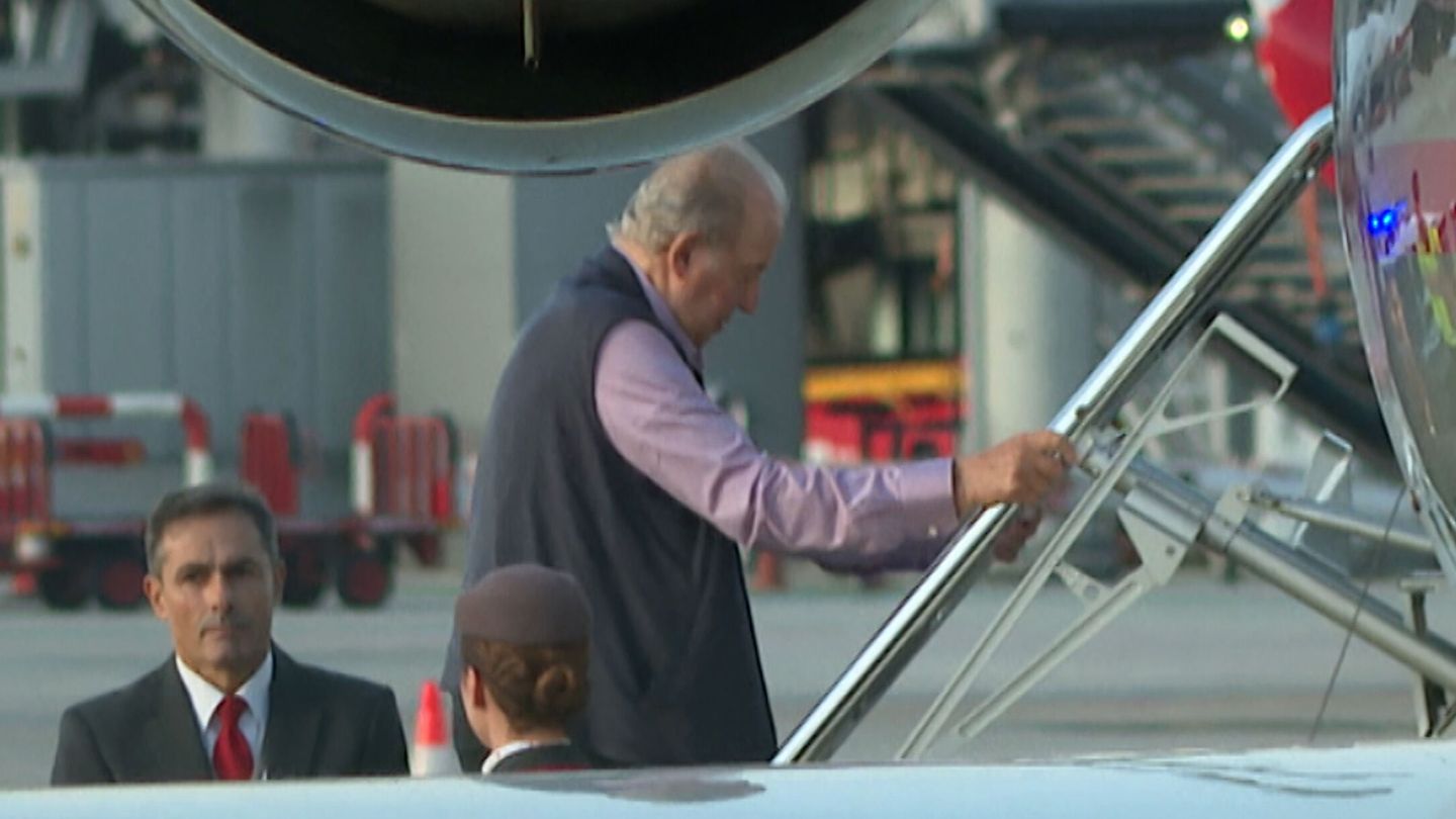 Juan Carlos I, en el Aeropuerto de Vigo-Peinador para marcharse de España. (Europa Press)