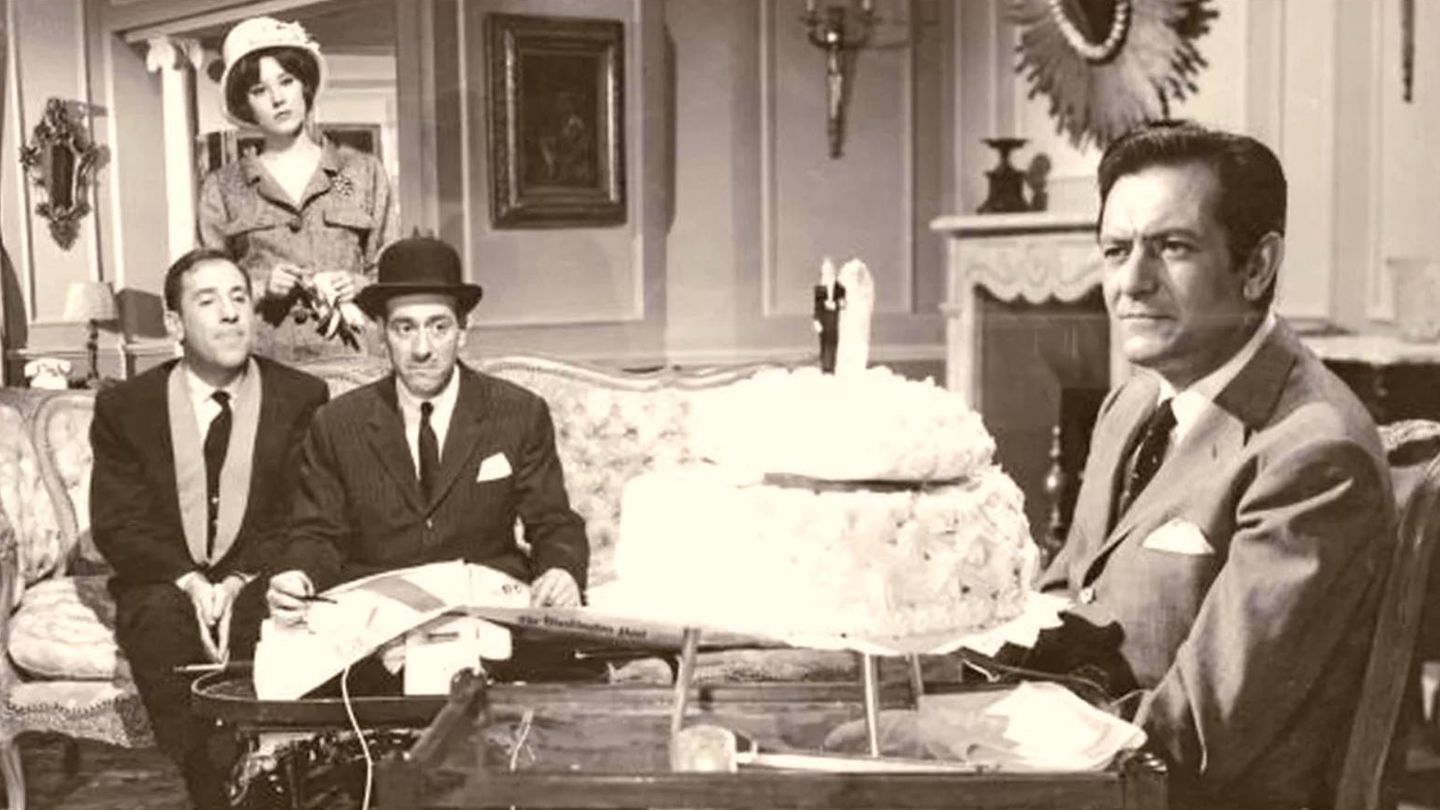 Alfredo Landa, con Alberto Closas, Concha Velasco y José Luis López Vázquez en 'Casi un caballero'. (Hesperia Films)