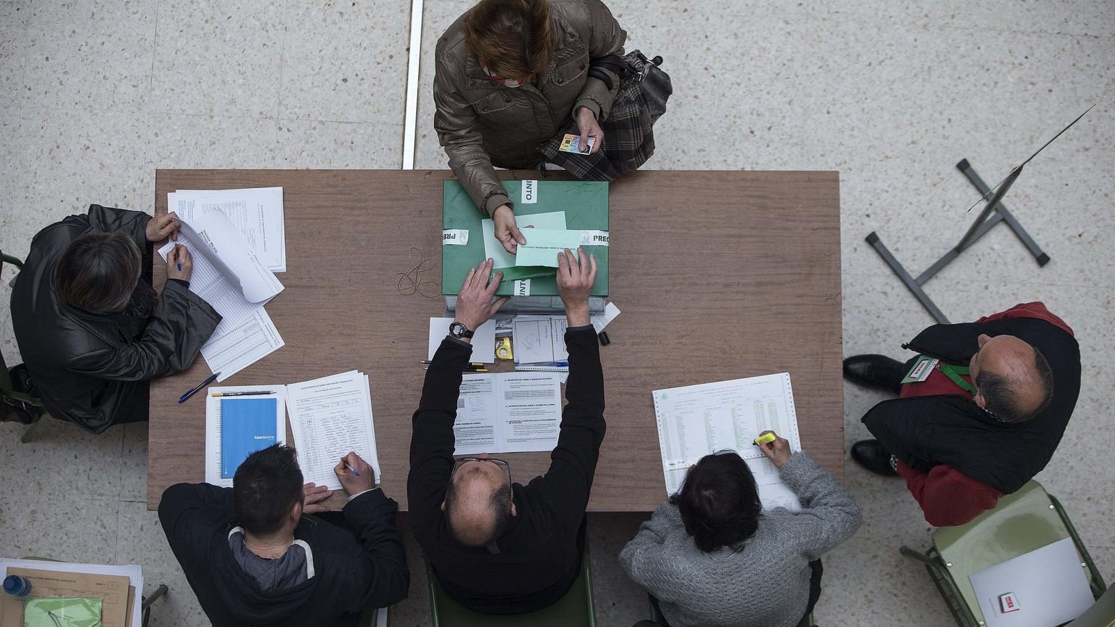 Foto: Una mesa de votación en Málaga durante la jornada electoral andaluza. (Efe)