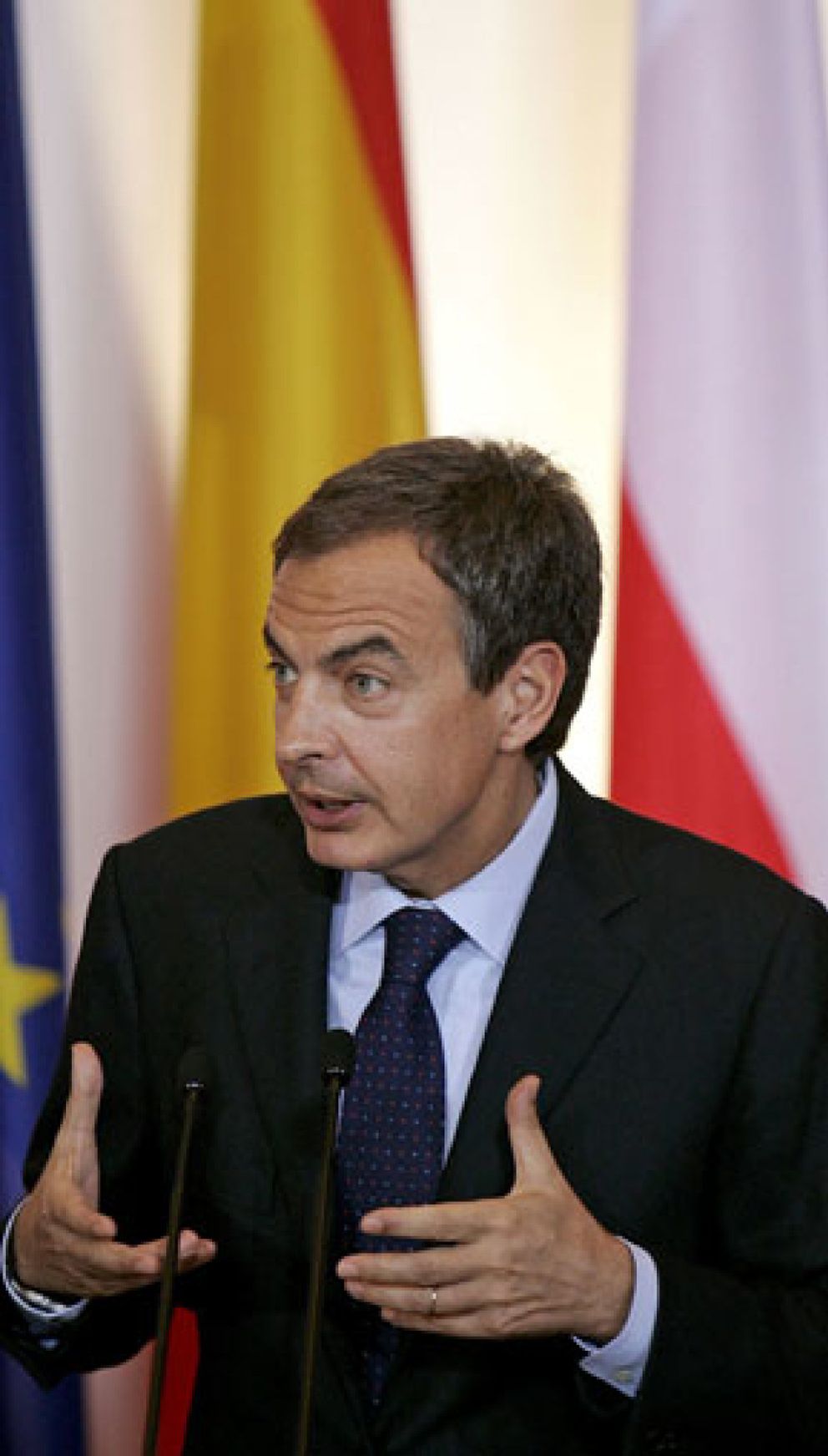 Foto: Zapatero exige prudencia a los medios al informar sobre el secuestro del 'Alakrana'