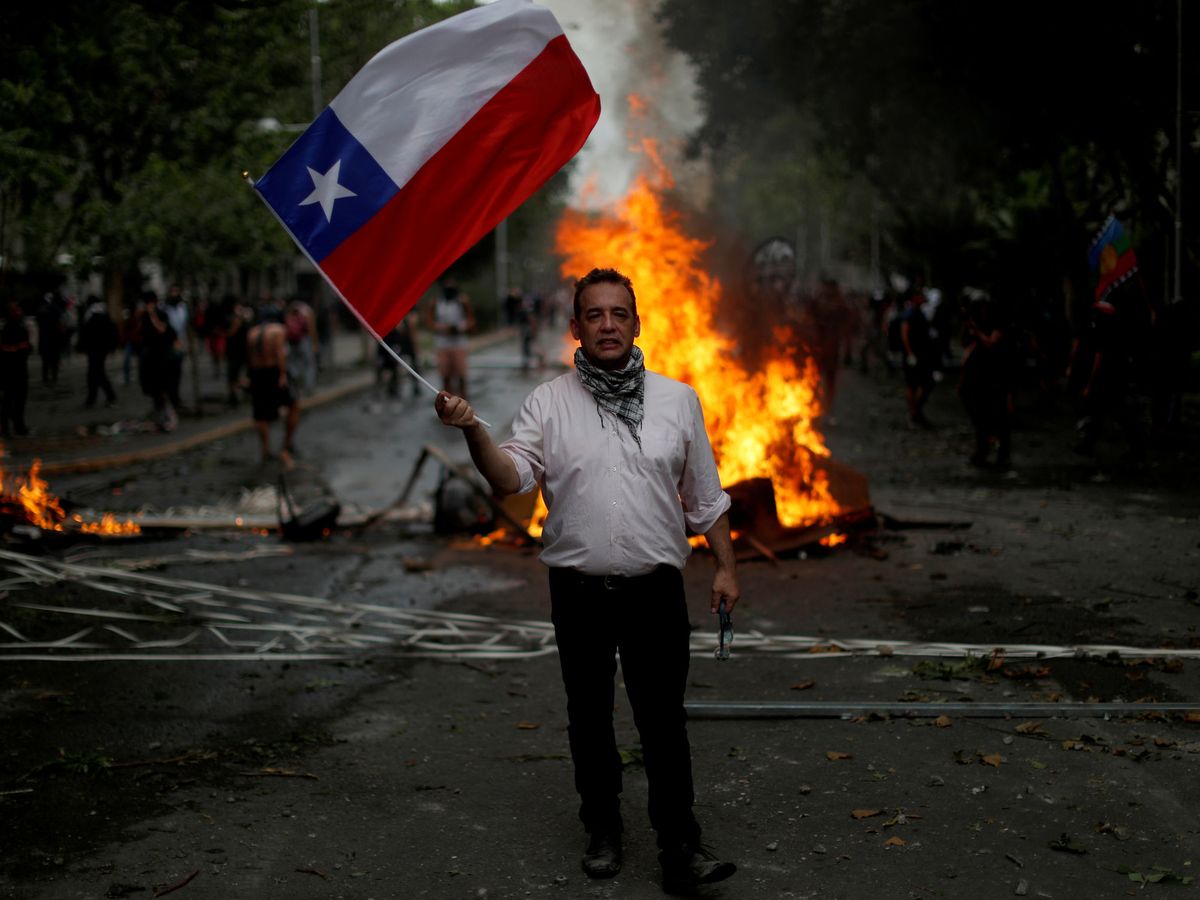 Foto: Un manifestante en Chile. (Reuters)